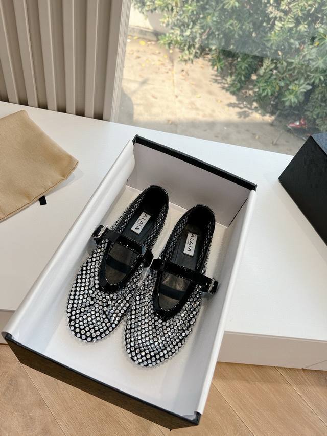 代购级别小皮箱 G002原版购入法国一线奢侈品牌Alaia 阿莱亚24Ss法式仙女芭蕾舞平底跳舞鞋，Alaia品牌源自其创始人，Azzedine Alaia是上