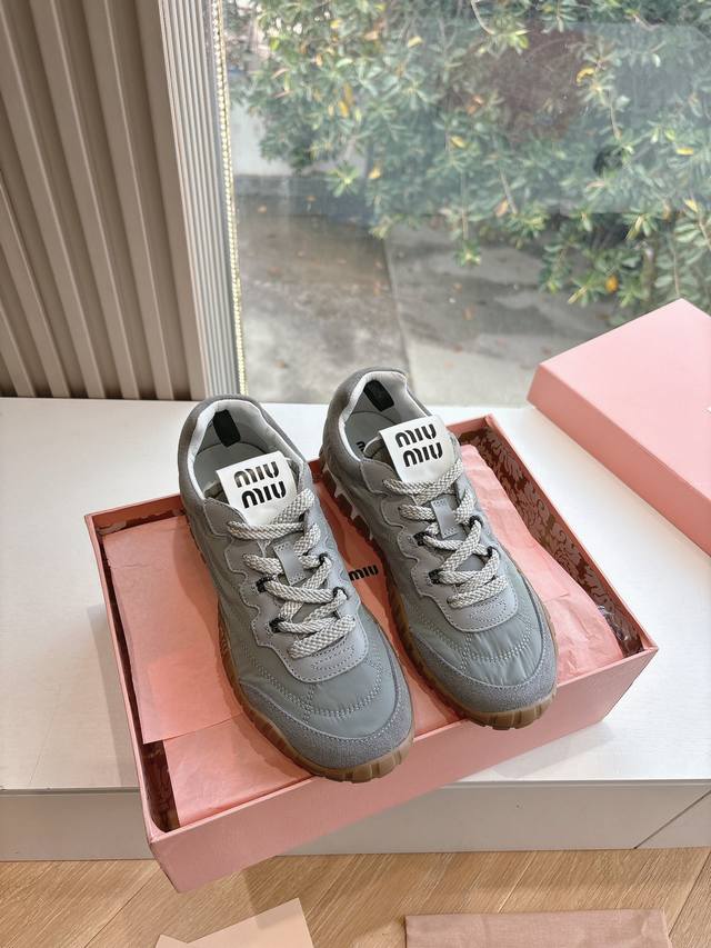 G08所见即所得 升级原版开模 正确版 Miumiu 缪缪 25Ss 春夏新款 饼干鞋 阿甘鞋休闲运动鞋Miumiu最新爆款玛丽珍魔术贴单鞋前卫大胆的设计，Mi