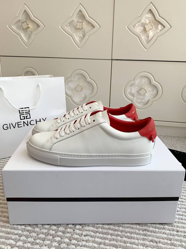 批女 男 Givenchy 纪梵希经典款Gvc情侣休闲板鞋百搭小白鞋 顶级品质 穿出不一样的风格，不一样的尾巴配色使小白鞋不再单调！简约风格难掩奢华质感！ 适合