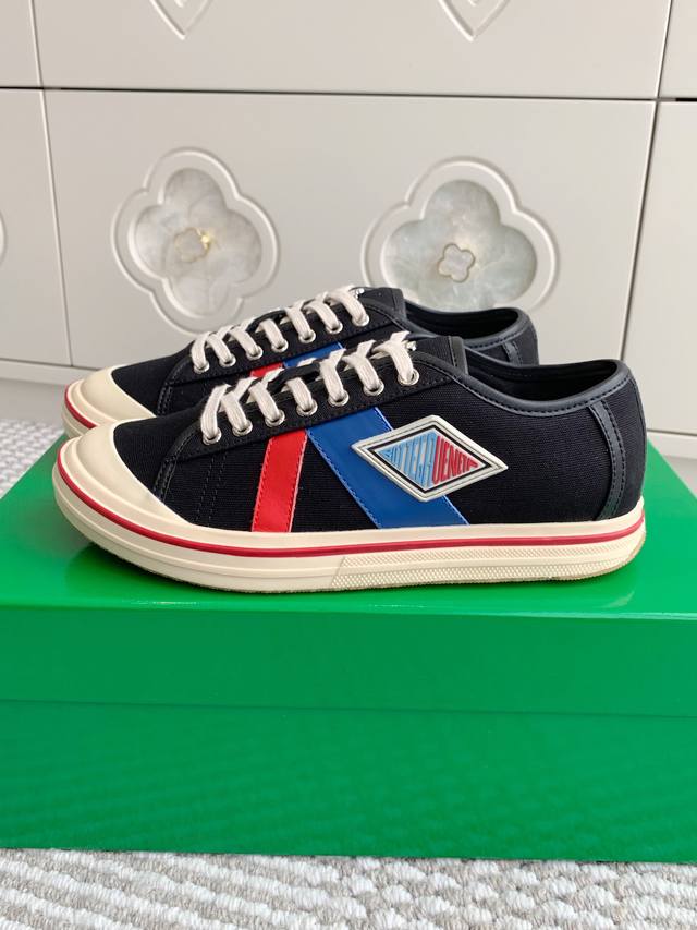 批低帮 中帮 Bottaga Veneta Ss25 New Arrival～ Bv 新款复古帆布运动鞋 泰酷辣 顶级品质 整个鞋子透气舒适，帆布鞋面自重轻盈，