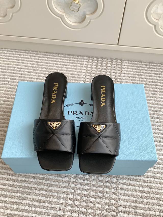 Prada普拉达新款三角标三角跟方头粗跟拖鞋 顶级品质 材质与工艺： 鞋面：进口牛皮面 内里：原版羊皮内里 跟高：3.5Cm 进口真皮大底 Size：35-40