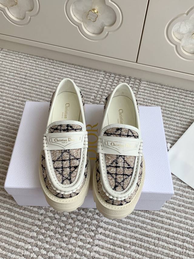 代购级！Dio R迪奥Dior Boy 厚底乐福鞋 这款 Dior Boy 厚底乐福鞋融入 Dior 的精湛工艺，重新诠释经典设计。采用黑色光面牛皮革精心制作，