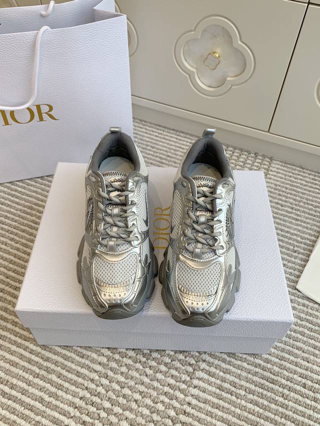 女款 Dio R迪奥24早秋新品Dior Chrono Cd厚底复古运动鞋老爹鞋 顶级品质 这款Dior Chrono 运动鞋是二零二四秋季成衣系列新品，以 D