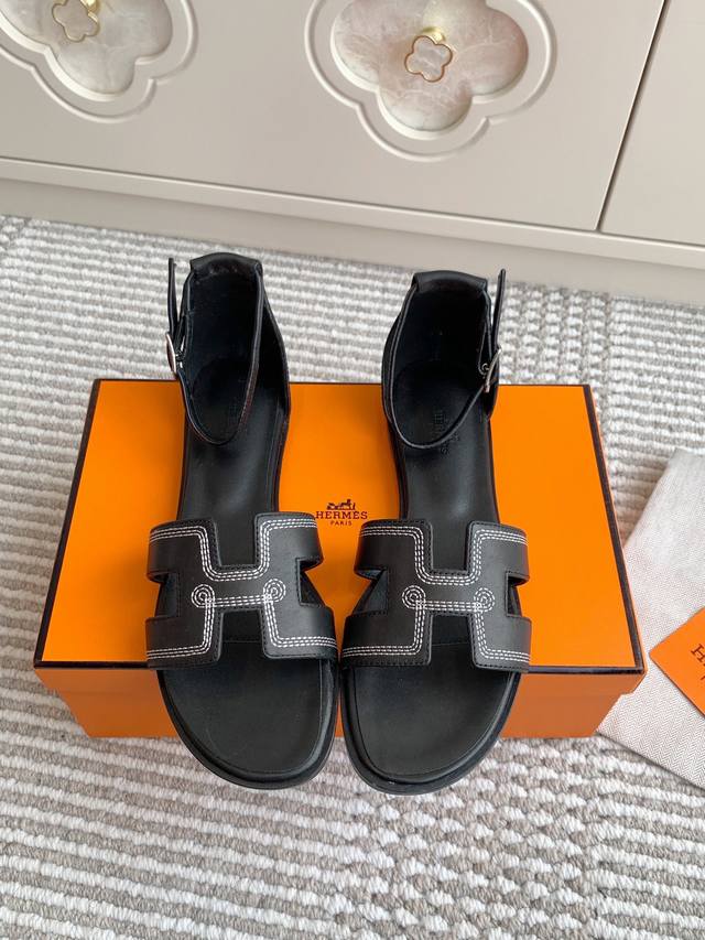光面 牛仔 电绣 Hermes 爱马仕Santorini系列经典H面平底凉鞋 顶级品质 经典“H”型鞋面，搭配可调节踝带。 打造时尚造型，可谓夏日良伴。 鞋面：