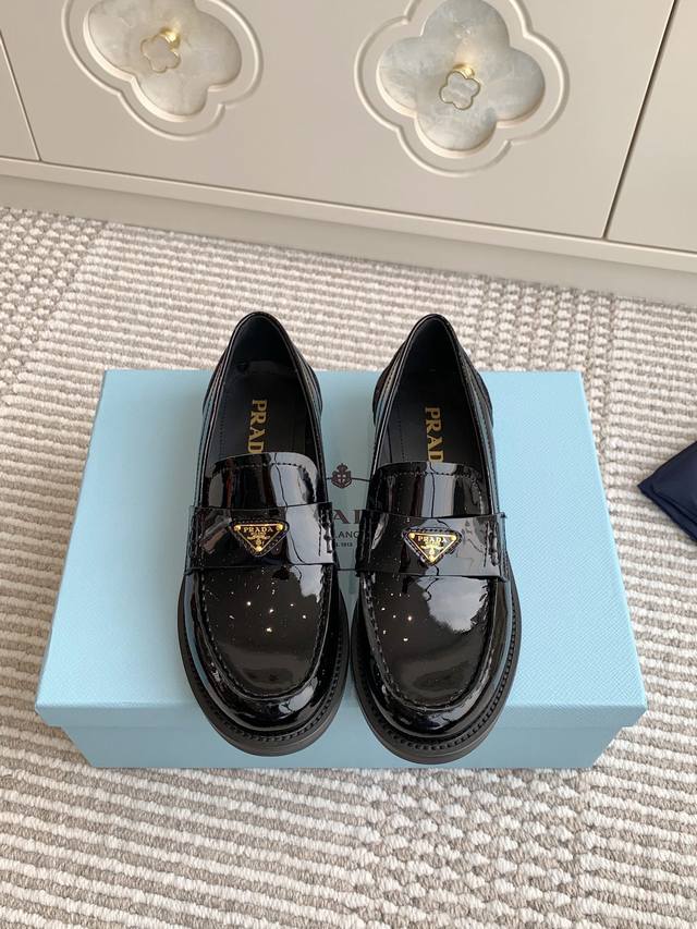 Prada 25Ss 普拉达走秀款三角标乐福鞋 顶级品质 款乐福鞋款式经典，饰以优雅的漆面皮革提升格调，增添精致风格。 面料进口开边珠牛皮 牛漆皮 牛皮内里 原