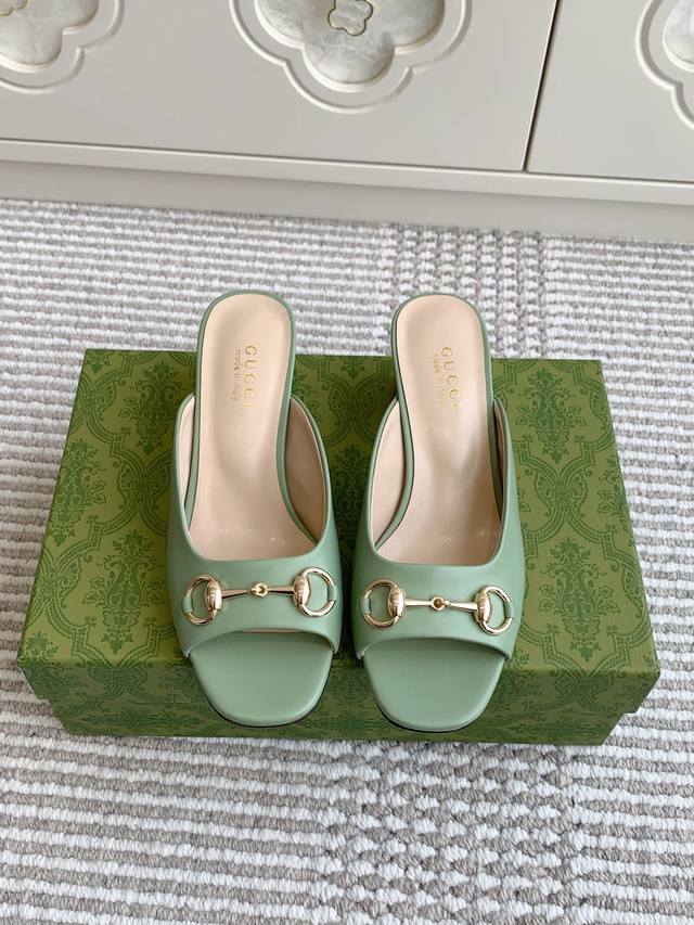 Gucci 古驰新品 Gg 马衔扣 高跟鱼嘴拖鞋 顶级品质 原版开模马衔扣五金扣 鞋面：进口羊皮 羊皮内里 粗跟：5.5Cm 进口真皮大底 Size：35-39