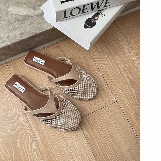 个性强烈、设计过硬、吸引高净值女性，今年最大黑马 Alaia，已初显成为 下个 Miumiu 的势头，并开始成为高级时尚圈的一张社交名片。Alaia 的其他 芭