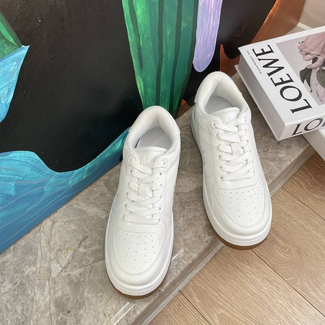 在本月，主打女性生活的瑜伽品牌Alo Yoga 推出品牌第一双运动鞋 The Alo X 01 Classic 在风格上呈现极简中性风格，鞋型更贴近于市面上的滑