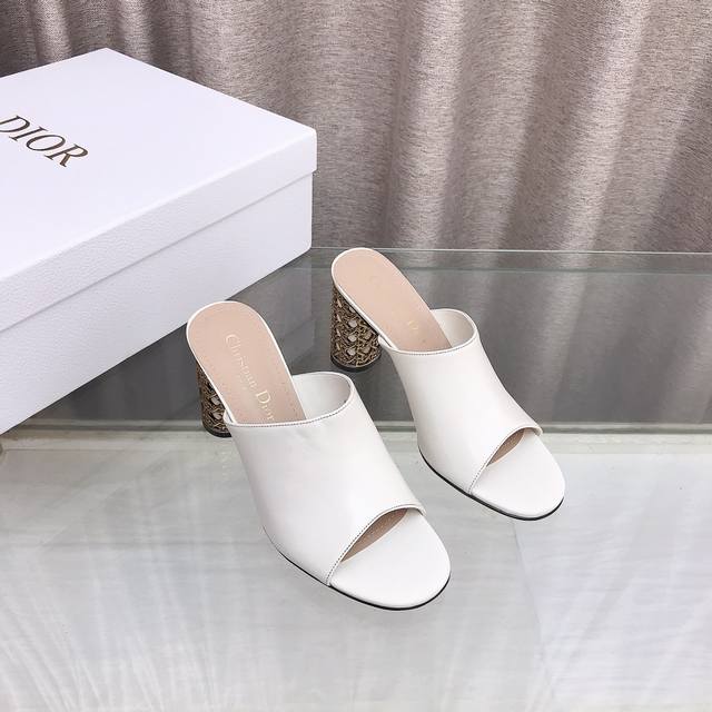 Dior 迪奥秋冬新款Icon系列圆柱跟女鞋 Cd明星同款鱼嘴露趾高跟圆头拼色一字拖凉鞋 材质：鞋面进口全粒面小牛皮+水染羊皮内里垫脚+意大利真皮大底 跟高:8