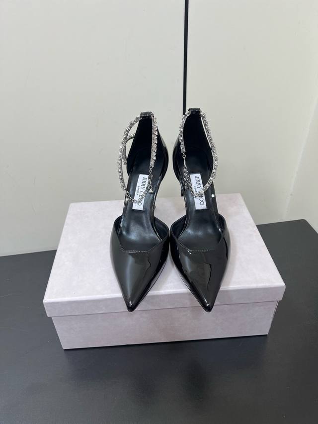 Jimmychoo New Arrival～ Jc 2025早春 尖头细跟中空单鞋，复古时髦的调性，链条水钻点缀 增添了精致优雅的韵味 小羊皮材质，脚感满分 意