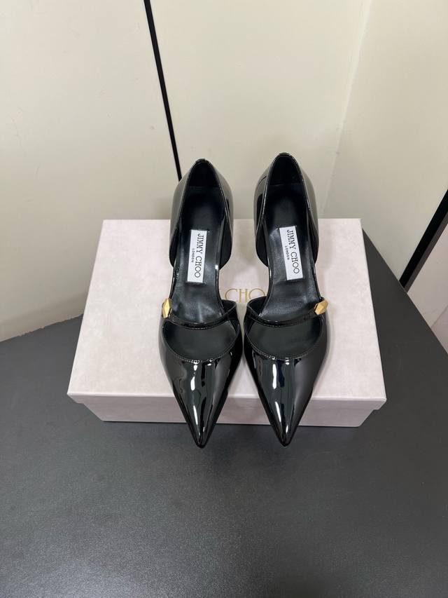 Jimmychoo New Arrival～ Jc 2025早春 尖头细跟中空单鞋，复古时髦的调性，增添了精致优雅的韵味 小羊皮材质，脚感满分 意大利进口牛皮底