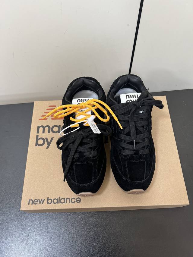 升级高版本 秀场主推款Miumiu X New Balance 530复古休闲球鞋！Miumiu Ss24大秀上曝光了与New Balance 的全新联名企划
