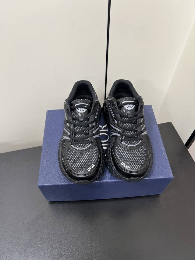 Dior 迪奥 B35最新款老爹运动鞋 老爹鞋 以时髦复古风格丰富经典系列。精心制作，可全年与休闲造型搭配 顺应复古市场的趋势的 Dad Shoes风格鞋款鞋舌