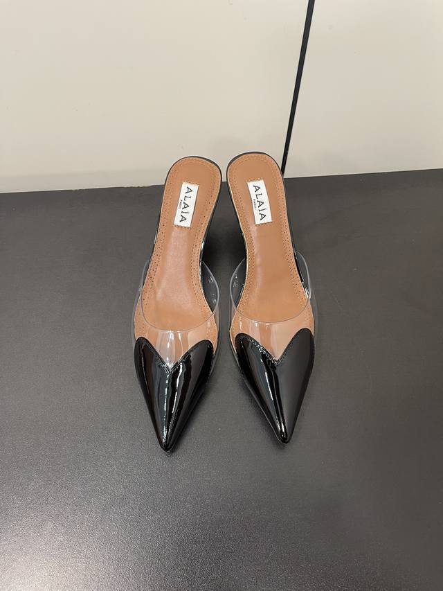 Alaia ｜小众新品爱心猫跟凉拖鞋 宝子们爱心透明高跟凉拖简直太可爱啦 透明的材质加上爱心鞋头设计 少女心满满呀 高度也很合适 穿上它走路稳稳的 还能增高显腿