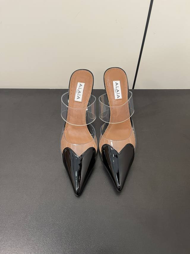 Alaia ｜小众新品爱心高跟凉拖鞋 宝子们爱心透明高跟凉拖简直太可爱啦 透明的材质加上爱心鞋头设计 少女心满满呀 高度也很合适 穿上它走路稳稳的 还能增高显腿
