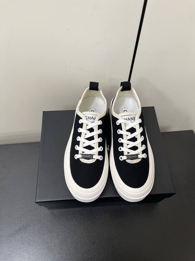 Chanel 香奈儿隐藏中古款帆布鞋 Vintage感满满，中古复刻款Get啦～帆布鞋适配春夏，黑白拼接就很Chanel。配合袜子就很复古学院的感觉。 鞋面：帆