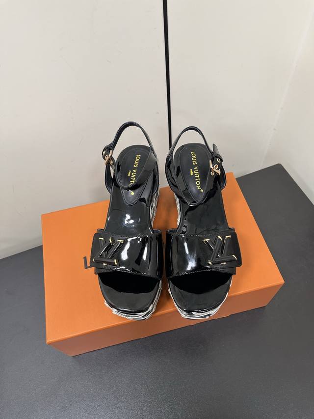 Lv最新恨天高 坡跟水台凉鞋2025夏季最新款Louis Vuitton 路易威登女款Lv字母高跟凉鞋，此款V家凉鞋背面的Shake开放式臀部设计由进口小牛皮制