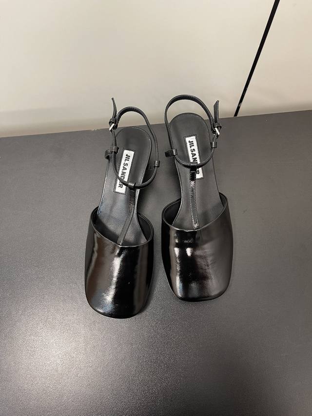 Jil Sander 早春吉尔桑达猫跟凉鞋 极简主义炒鸡柔软舒适矮跟鞋时髦精绝对不能错过的必入款，没有任何繁杂装饰，质感极好的Vintage感， 鞋面：牛油皮