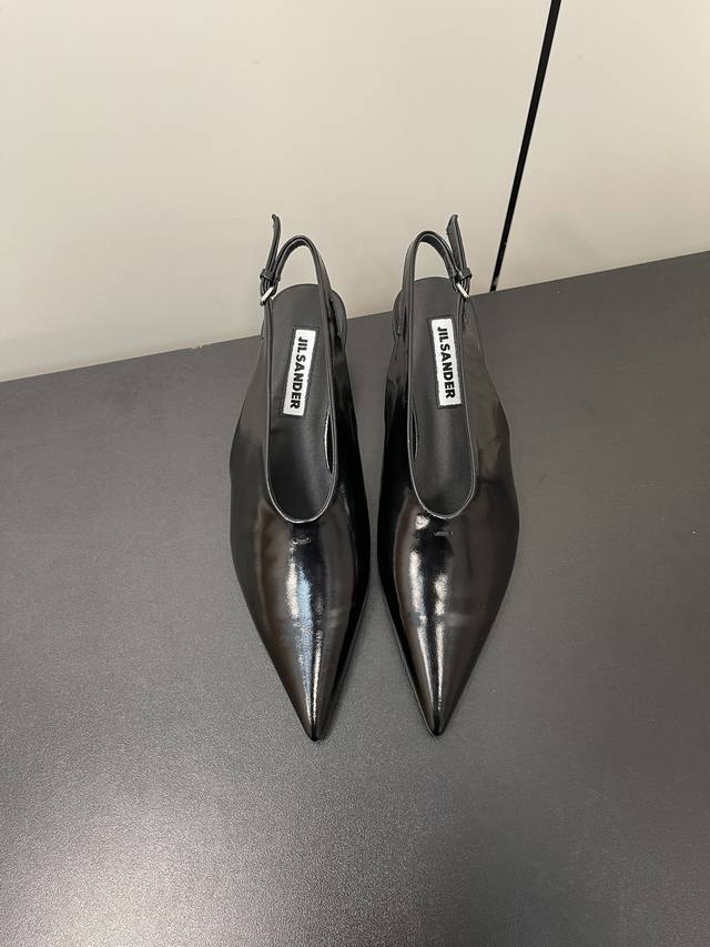 Jil Sander 早春吉尔桑达猫跟凉鞋 极简主义炒鸡柔软舒适矮跟鞋时髦精绝对不能错过的必入款，没有任何繁杂装饰，质感极好的Vintage感， 鞋面：羊皮 内