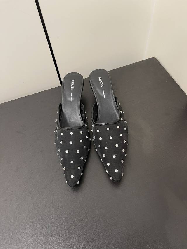 Khaite 24 Ss 网纱钻面尖头小跟拖鞋 时髦小猫跟 Gatsby复古浪漫舞会穆勒鞋施华洛世奇水晶 晚宴或者平时出行都是绝美的单品 鞋面：网纱+钻面 大底
