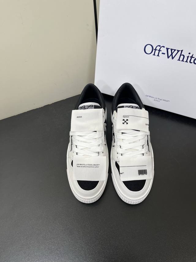 Off-White2025年早春新款， Off-White是这几年流行的时尚潮流， 原数据打造的一双见一眼就想拥有的美鞋 鞋面:头层牛皮 内里:牛皮 大底:橡胶