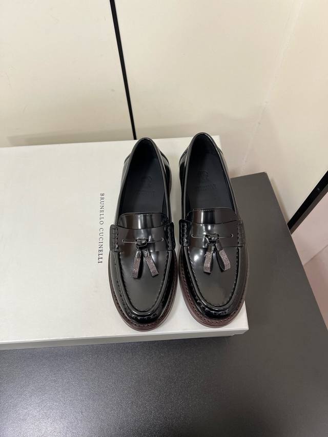Brunello Cucinelli 新款Bc经典休闲鞋一脚蹬乐福鞋系列单鞋 Bc是意大利知名品牌，极简主义风格，复古又高级！简约又大气，属于非常耐看的款式！高