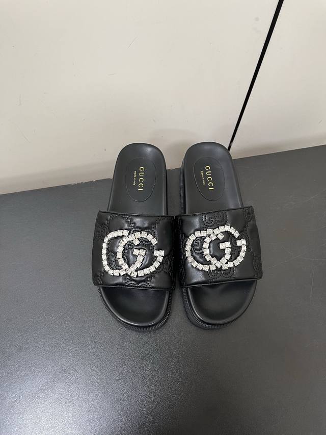 Gucci 25春夏新款一字厚底拖鞋～ 面料：进口压花小羊皮，手工缝钻G字Logo厚底**显瘦！百搭随性！ 鞋面：刺绣羊皮 内里 垫脚：羊皮 底厚：3.5Cm