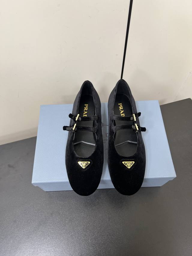 双带天鹅绒 Prada 25Ss 普拉达秋冬新品 实力来袭 玛丽珍单鞋 芭蕾舞鞋 超级爆系列爆品，各大网红明星乔欣，程潇，同款圆头三角扣 玛丽珍单鞋 ！ 时髦百