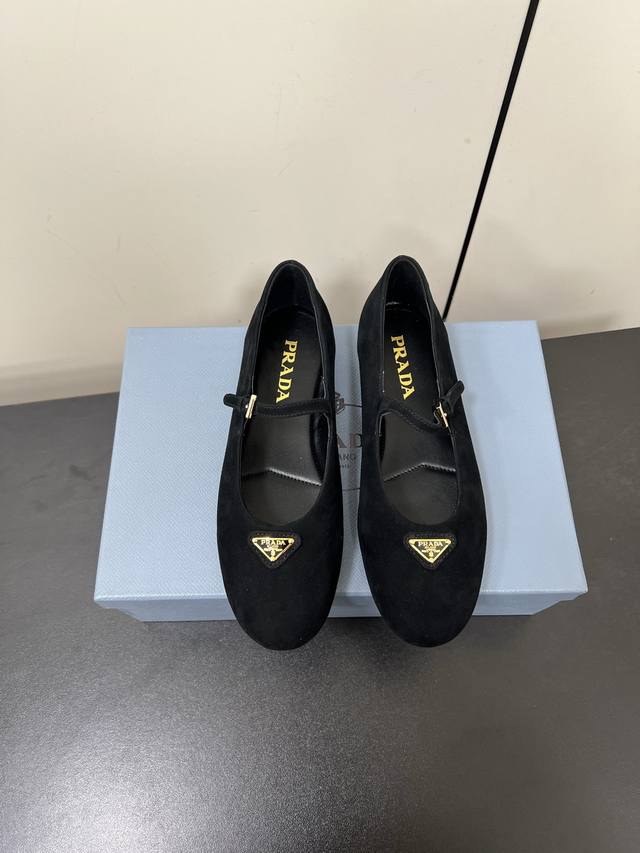 羊猄面 Prada 25Ss 普拉达秋冬新品 实力来袭 玛丽珍单鞋 芭蕾舞鞋 超级爆系列爆品，各大网红明星乔欣，程潇，同款圆头三角扣 玛丽珍单鞋 ！ 时髦百搭N