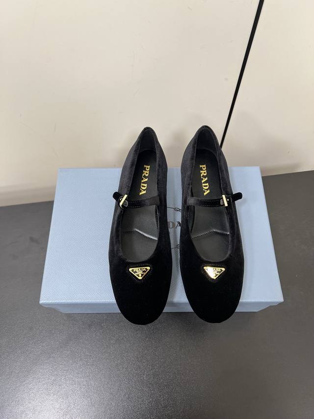 天鹅绒 Prada 25Ss 普拉达秋冬新品 实力来袭 玛丽珍单鞋 芭蕾舞鞋 超级爆系列爆品，各大网红明星乔欣，程潇，同款圆头三角扣 玛丽珍单鞋 ！ 时髦百搭N