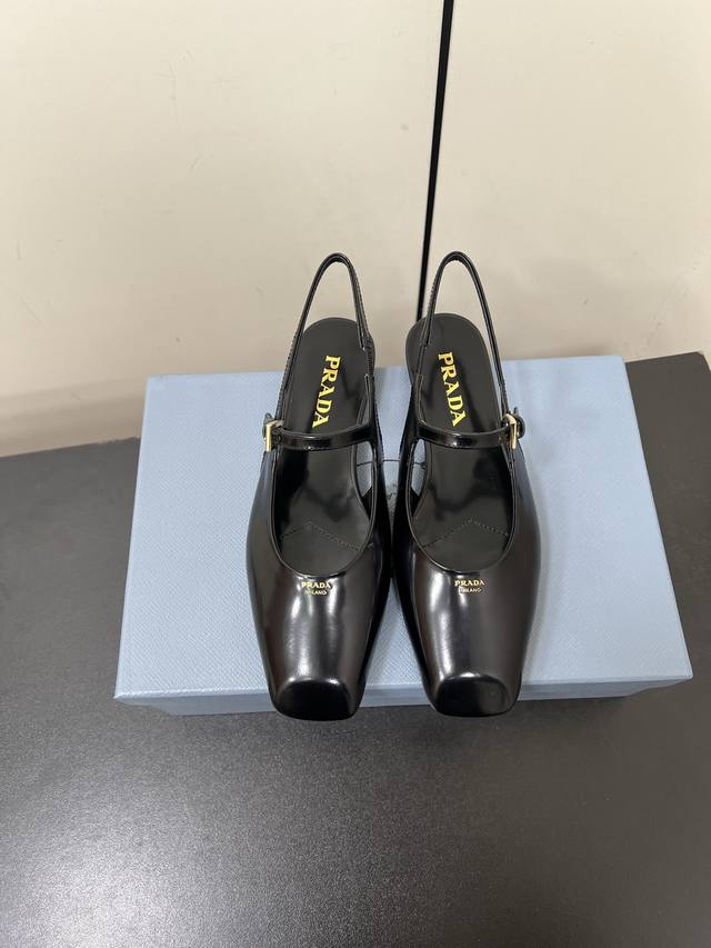 Prada 普拉达 25Ss 春夏新款 平跟方头后空凉鞋单鞋 简单的设计大概就是它最让人喜欢的点 不是烂大街的那种 很有自己的品牌个性 面料：进口小牛漆皮 内里
