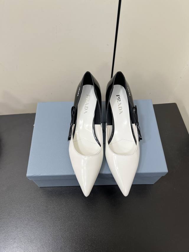 Prada 25Ss 早春新款绝美尖头跟鞋 时尚界久违的极简之美 经典时尚配色 毫不费力的优雅风来袭 时髦 精致 绝美 包头尖头 开边珠外穿时尚气质简约新款日常