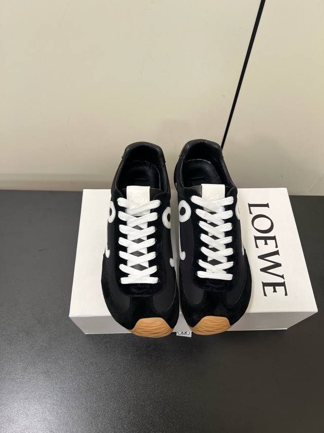 带扣380男款10 Ballet Runner 2.0不对称鞋头造型，作为 Loewe罗意威的标志性设计 * 超柔软、轻便且灵活的鞋底 * 新的波浪纹理橡胶外底