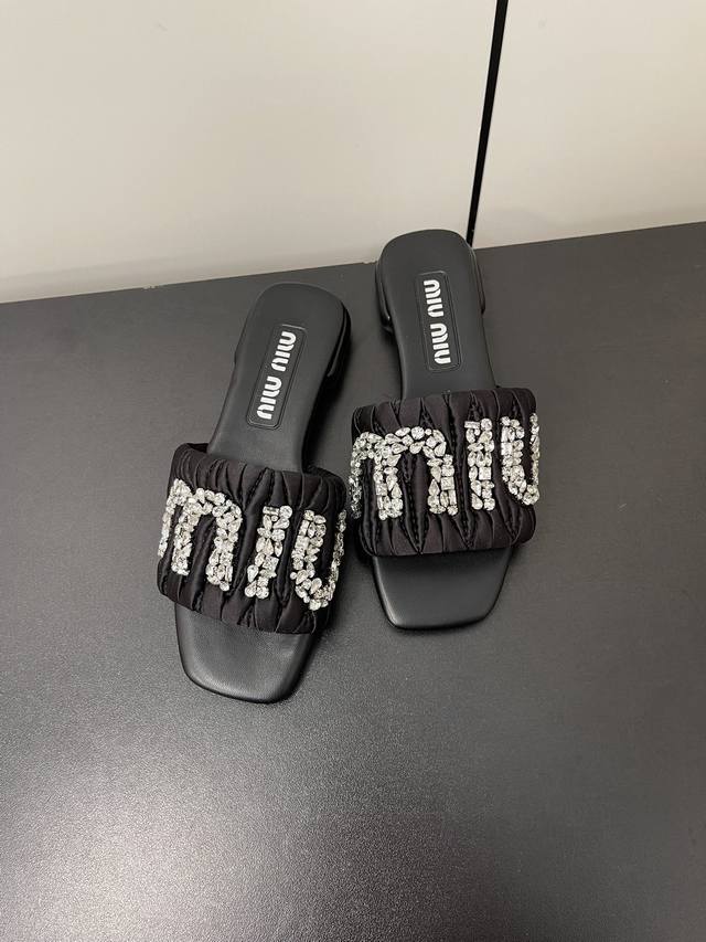 皮底款 Miu Miu缪缪 春夏新品重工满钻拖鞋百搭时髦单品！集低调奢华的一字潮拖～随意搭配怎么穿都好看 鞋面 内里 垫脚 进口真丝 羊皮版本 大底： 成型防滑