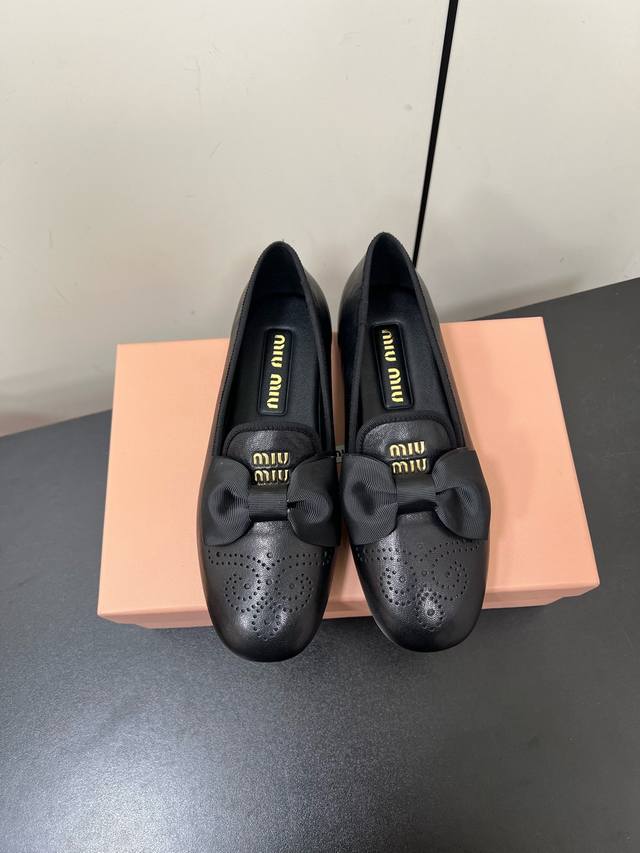 Miumiu春夏新品蝴蝶结配饰雕花冲孔平底乐福鞋单鞋拖鞋系列 即优雅又可爱 带弧形的小圆头 完美演绎赫本风 上脚可爱又减龄 配上袜子又满满学院风 鞋面采用进口混
