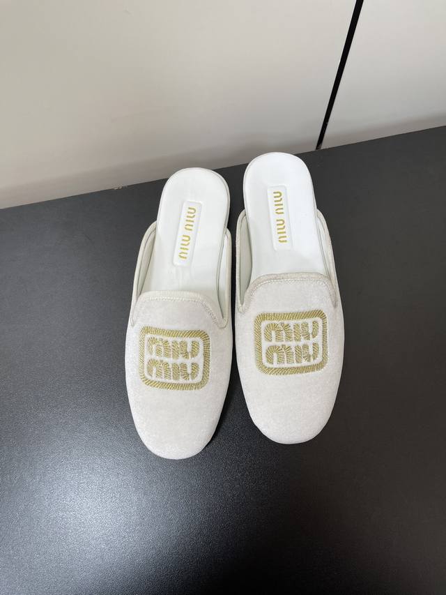 Miumiu新款丝绒字母刺绣平底穆勒鞋半拖 字母刺绣Logo+丝绒的元素真的有种超强魔法看一眼就无法自拔必须马上拥有的欲望！ 这款便鞋选用触感柔软的丝绒质感打造