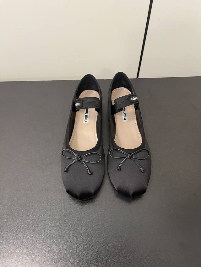 Miu Miu仙女芭蕾舞平底单鞋 芭蕾平底鞋亮相时装秀，焕新演绎Miumiu系列标志性的风格。 别致的设计伴以蝴蝶结与带徽标的弹力带，展露柔美风情。这双芭蕾舞鞋