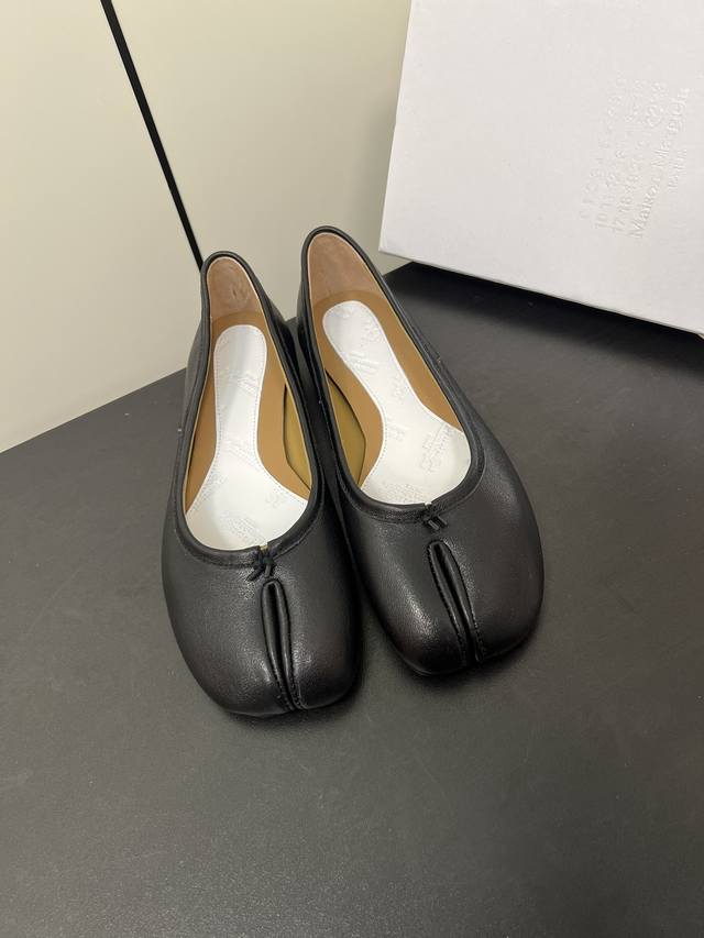 Maison Margiela Mm6玛吉拉经典分趾鞋 比利时著名设计师，曾担任爱马仕 HermèS 的创意总监 虽然低调到绝迹 却仍然难以抵挡他在全球时装设计