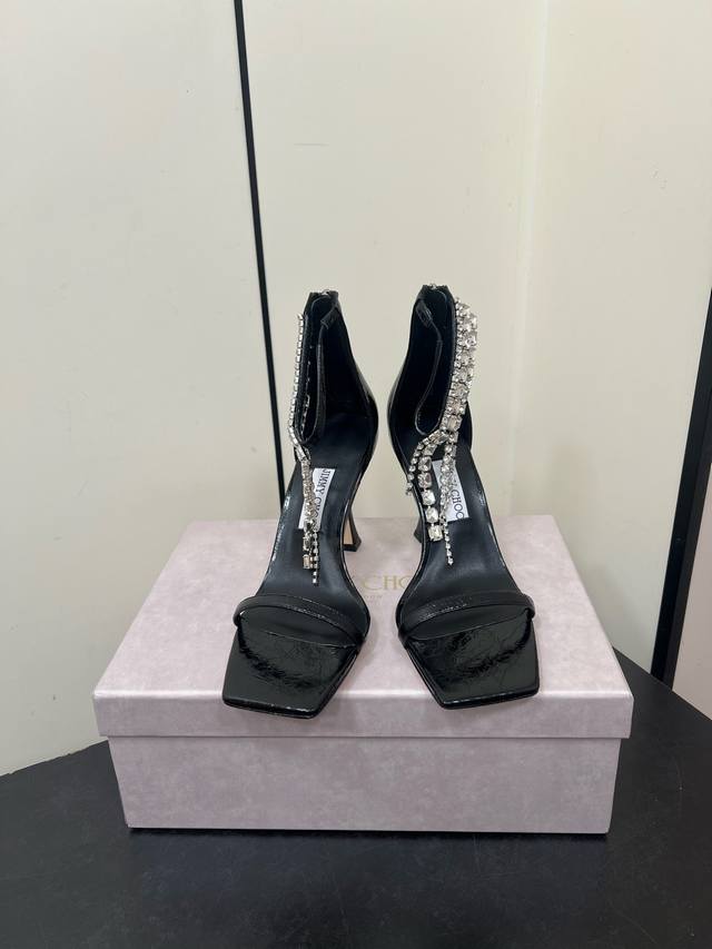 Jimmy Choo Veitysandal2025 Ss女士复古金属感凉鞋Jc.鞋面复古金属感小牛皮，在脚裸处饰有层叠水晶，是一款光彩夺目时尚款，该款式采用方