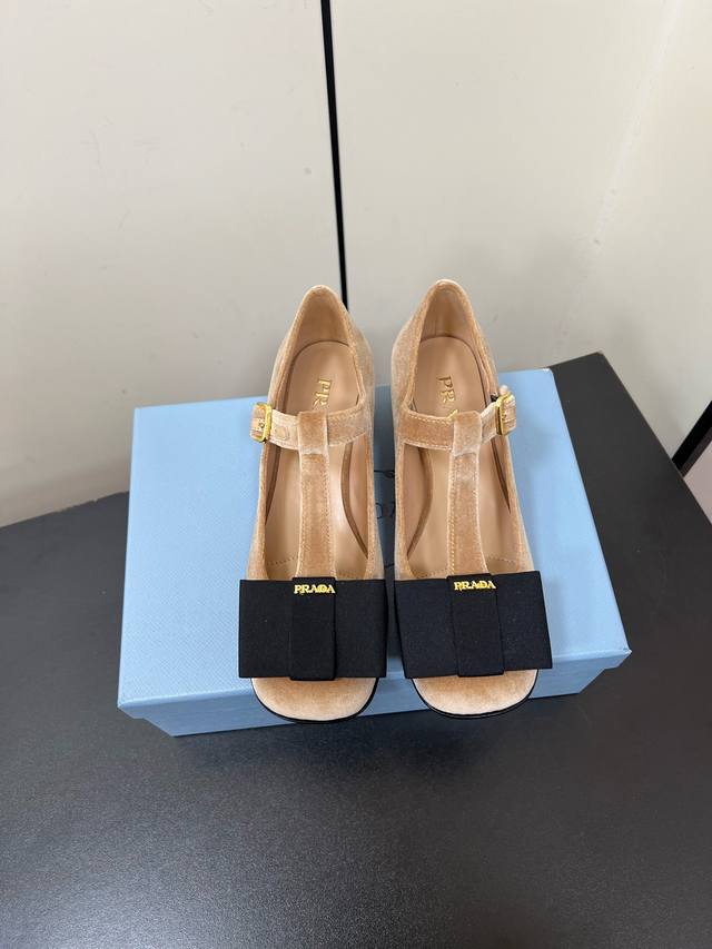 Prada 普拉达 25春夏新款粗跟单鞋圆头蝴蝶结玛丽珍女鞋！ 经典时尚配色 毫不费力的优雅风来袭 时髦 精致绝美包头 外穿时尚气质简约新款日常拖鞋美出高级感，