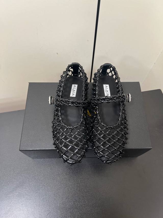 Alaia 新品 阿莱亚镂空平底芭蕾舞鞋单鞋 凉鞋 原版购入法国一线奢侈品牌Alaia品牌源自其创始人，Azzedine Alaia是上世纪80 年代“超紧身性