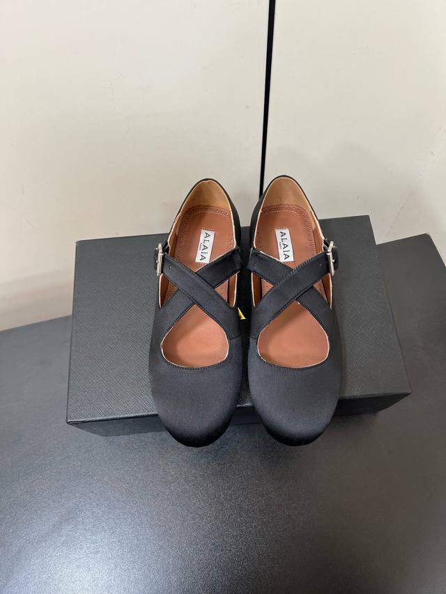 Alaia 阿莱亚25新款圆头芭蕾舞鞋 原版购入法国一线奢侈品牌Alaia 阿莱亚24Ss法式仙女芭蕾舞平底跳舞鞋，Alaia品牌源自其创始人，Azzedine