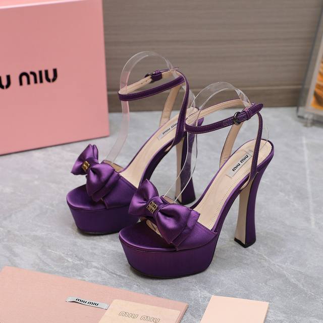 miu Miu 2025Ss最新走秀时装真丝蝴蝶花高跟鞋 原版购入、细节对照原版！顶级品质！ 精确到1：1 轻奢而不累脚、上脚可随意搭配春夏的服饰、更加彰显质感