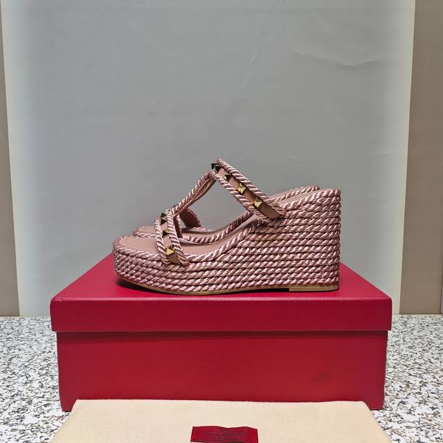 最新最高版本 Valentino 巴黎时装周 春夏秀场款 麻绳编织铆钉坡跟凉鞋女、夏季新款工字带坡跟厚底拖鞋 新款华伦天奴牛皮坡跟铆钉凉鞋 Valentino源