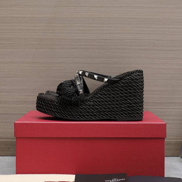 最新最高版本 Valentino 巴黎时装周 春夏秀场款 麻绳编织铆钉坡跟凉鞋女、夏季新款交叉带防坡跟厚底拖鞋 新款华伦天奴牛皮坡跟铆钉凉鞋 Valentino