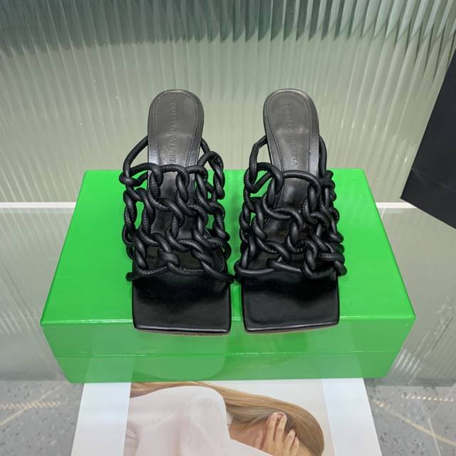 P，Bv纯手工编织高跟凉拖鞋！时髦精搭配必备单品 ~出片率超高 鞋面全手工编织，工匠精神！条子制作工艺精巧、舒适！B家经典鞋型，设计感不落伍！ 内里、垫脚：小羊