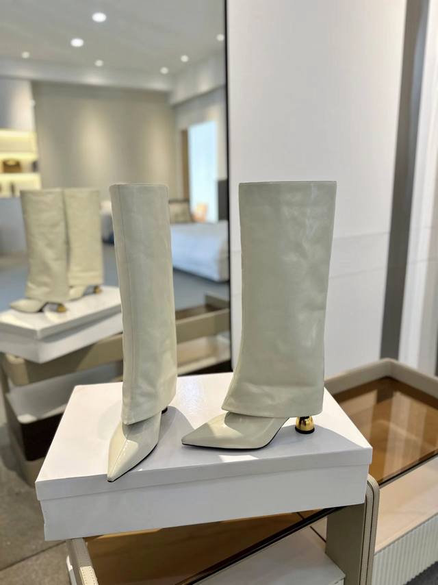高版本出厂价Pp : Vanda Novak来自意大利的小众品牌 全网独家 耗时3个月研发 鞋跟独特设计酒杯 重磅系列 众多联手意大利品牌 推出高级感满分的鞋款