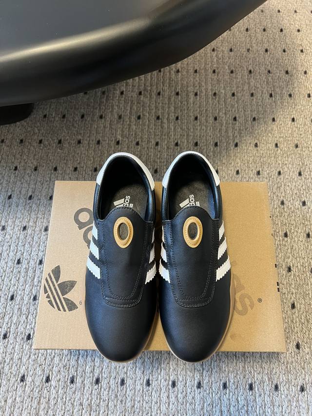顶级版本 Adidas 阿迪达斯 25Ss春夏新款 一脚蹬 平底 跆拳道鞋 休闲鞋 简直就是球鞋界的“流量收割机”！ 搭配阿迪达斯三条纹元素，这种配色真的爱了！