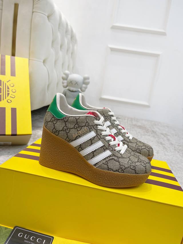 Adidas Xgucci联名款Gazelle坡跟休闲运动鞋 原版购入开发 1比1复刻 联名爆款 Gazelle运动鞋饰有Trefoil印花和三叶草 条纹。 跟