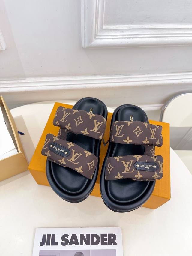 lv 路易威登 25 2025春夏新品 顶级版本 专柜主打最新款Lv Pool Pillow羽绒拖鞋 硬货上新 Bs代购级别！高级感十足！国内外博主刷爆的一款，